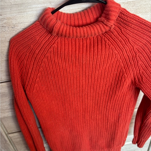 This sweater is for all the orange and red lovers. - Picture 4 of 4